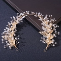 Dettaglio della fascia da sposa dorata con cristalli, perle e design di foglie in metallo - Fascia Bianco Oro / Oro