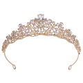 Dettaglio macro corona da sposa barocca dorata con cristalli e grande strass a goccia - Oro KC Strass Bianchi