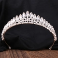 Detailansicht eines silbernen Braut-Tiaras mit Markis-Kristallen auf schwarzem Hintergrund - Silber-Weiß Strass