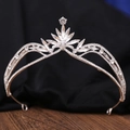 Dettaglio della corona da sposa argentata con foglie di cristallo su legno - Argento Bianco Strass