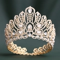 Détail de la couronne dorée avec plumes en cristal et pierre précieuse centrale - KC Or Strass Blanc