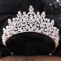 Detailaufnahme der Brautkrone mit Blättern aus Strasssteinen auf schwarzem Satin - Dickes Silber Weißer Strass