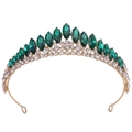Détail d'une couronne de mariée dorée avec cristaux émeraude et strass blancs - Or KC Diamant Blanc + Diamant Vert