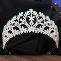 Dettaglio della corona da sposa argento con cristalli azzurri su superficie di legno - Argento Verde