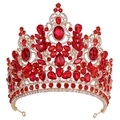 Makroaufnahme der goldenen Brautkrone mit roten Kristallen und Strassverzierungen - Gold Rot (H1421 KC Gold Weiß + Rot Strass)