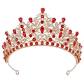 Dettaglio della corona barocca dorata con pietre preziose rosse e cristalli bianchi - KC Oro Strass Chiaro e Rosso