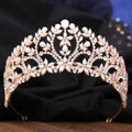 Couronne de mariée baroque dorée avec cristaux irisés et détails floraux en strass - Or KC Strass AB