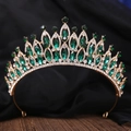 Détail d'une couronne de mariée avec cristaux verts et alliage doré sur soie noire - Or Strass Blanc + Vert