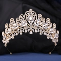 Dettaglio macro della tiara nuziale di lusso in oro con cristalli scintillanti su velluto - Oro KC Strass Bianco