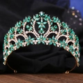 Gros plan détaillé de la couronne baroque avec cristaux émeraude et strass blancs - Strass Vert Olive Doré