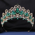 Vue détaillée d'une couronne baroque dorée de luxe avec cristaux émeraude et blancs - Or KC Strass Blanc + Strass Vert Olive