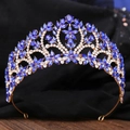 Gros plan de la couronne dorée avec cristaux bleus marquise et strass blancs - KC Or Cristal Bleu Royal