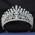 Dettaglio macro del diadema da sposa con cristalli a goccia blu chiaro e design argento - Base Argento Strass Verde