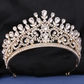 Dettaglio di una tiara da sposa con strass a goccia e struttura in lega dorata lucida - Base Oro Strass Bianco