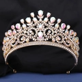 Gros plan sur un diadème de mariée doré orné de gemmes irisées et de strass étincelants - Base Dorée Strass AB