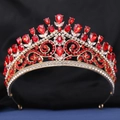 Détails d'une couronne dorée avec cristaux rouges en goutte et motifs floraux sophistiqués - Base Dorée Strass Rouge