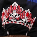 Vue détaillée de la couronne de mariée de luxe avec cristaux rouges et base argentée sur velours - Argent Strass Blanc et Rouge Peigne