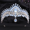 Détail d'une couronne de mariée argentée avec pierres œil de chat et pendentif goutte - Argent Épais Strass Blanc & Bleu Jelly
