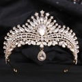 Gros plan sur tiare de mariée avec pendentif en cristal étincelant et placage d'or - KC Or Strass Blanc