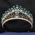 Détail de diadème doré avec strass vert émeraude en forme de goutte d'eau de luxe - Base Dorée Strass Vert Olive