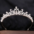 Makroaufnahme des silbernen Braut-Diadems mit Marquise-Steinen und birnenförmigem Hauptstein - Dickes Silber Weißer Strass