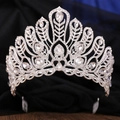 Dettaglio ravvicinato di una tiara argentata con intricati motivi floreali in cristallo - Stile Pettine per Capelli / Argento Strass Bianco