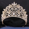 Dettaglio della corona barocca dorata con strass a cuore e motivi a vite intrecciata - Taglia Grande (HB1215) / Oro Zircone Bianco