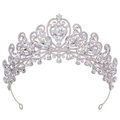 Dettaglio della corona nuziale in argento con cristalli a goccia e decori a vite incisi - Argento Spesso Strass Bianco