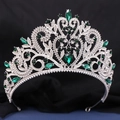 Dettaglio ravvicinato di una tiara barocca argentata con gemme verdi e strass bianchi - Taglia Grande (HB1215) / Argento Pietra Verde