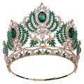Détail macro d'un diadème doré de luxe avec des pierres émeraude et des cristaux - KC Or Blanc et Vert Ajustable