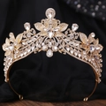 Dettaglio di una corona da sposa in lega dorata con strass floreali e pietre a forma di goccia - Oro KC con Strass Bianco
