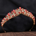 Tiara nupcial barroca dorada con cristales rojos y detalles florales elegantes - Oro KC Diamante Blanco + Diamante Rojo Grande