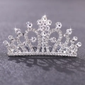 Dettaglio macro del pettine per capelli tiara argento con strass scintillanti da bimba - Argento Diamante Bianco