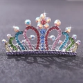 Dettaglio di strass multicolori scintillanti su un pettine a corona d'argento per bambine - Argento & Strass Colorato AB