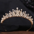 Detailansicht der goldenen Brautkrone mit funkelnden Strasssteinen und Blattmuster - KC Gold Weißer Strass