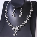 Dettaglio del set da sposa con collana di strass e orecchini con design a fiori - Argento Bianco Strass (Con Perno Orecchino)
