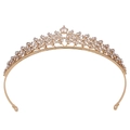 Vista frontale dettagliata di un diadema da sposa dorato con motivi floreali e zirconi - KC Oro Zircone Bianco