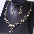Dettaglio di parure da sposa dorata con strass scintillanti e pietre a forma di goccia - KC Oro Bianco Strass (Con Perno Orecchino)