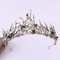 Makro-Detail des Braut-Diadems mit goldenen Zweigen, weißen Perlen und schwarzen Perlen - Antike Bronze Schwarz Strass