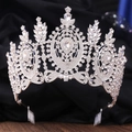 Macro di una corona barocca in argento con cristalli intricati e strass scintillanti - Argento Spesso Strass Bianco (Con Pettine)