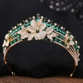 Barocke Brautkrone mit grünen und weißen Kristallen auf goldener Blumenbasis - Goldene Farbe mit weißen und olivgrünen Strasssteinen
