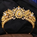 Vue détaillée d'un diadème luxueux en cristal doré sur un fond en soie noire élégante - Gold + AB Rhinestone + Yellow Gem