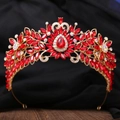 Détail d'une couronne de mariée dorée sertie de strass et cristaux rouges scintillants - Gold + AB Rhinestone + Red Gem