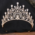 Dettaglio corona da sposa vintage dorata con cristalli scintillanti su pizzo nero elegante - Oro KC Strass Bianchi