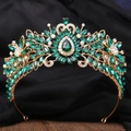 Détail de la couronne dorée vintage avec cristaux émeraude et strass sur satin noir - Gold + AB Rhinestone + Olive Green Gem