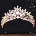Détail d'une couronne de mariée baroque avec strass colorés fixés sur un support en métal doré - Or Entièrement AB Strass