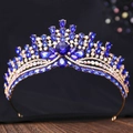 Détail de la couronne baroque dorée avec pierres bleues et strass pour la mariée - Or AB Cristal Bleu
