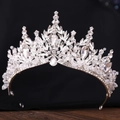 Detailaufnahme der Brautkrone mit funkelnden Strasssteinen und Zirkonia in Birnenschliff - Handgemacht / Silber