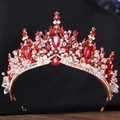 Luxuriöse Brautkrone mit roten Kristallen und Perlen auf einer goldenen Vintage-Basis - Handgemacht / Gold mit roten Strasssteinen
