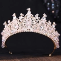 Detailaufnahme der handgefertigten Brautkrone mit rosa Kristallen und goldener Barocklegierung - Goldton Weißer Strass Mit Perlen